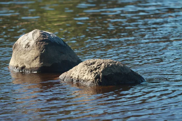 Říční Krajina Žulovými Balvany Modré Vodě — Stock fotografie