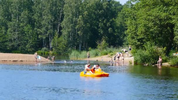 Gente Relaja Naturaleza Verano Por Lapso Tiempo Del Río — Vídeo de stock