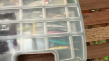 Balıkçılar balıkçı teknesinde yem bulmayı düşünür.