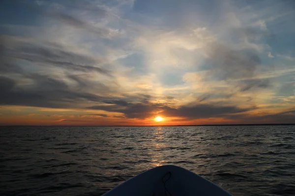 Evening Sea Setting Sun Course Boat Dramatic Cloudy Landscape — Stock Photo, Image