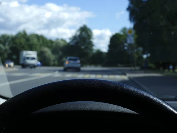 Widok Tyłu Kierownicy Samochodu Widok Perspektywy Pierwszej Osoby — Zdjęcie stockowe