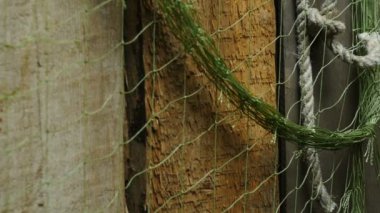 Duvarlara örülü ağlar asılıydı. Yakın çekim kamera hareket halindeydi.