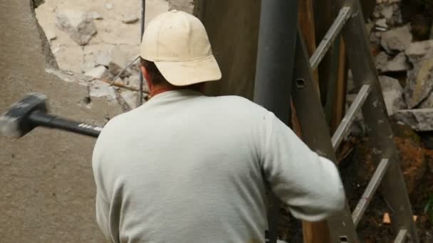 Trabalhador Construção Civil Com Uma Grande Marreta Atinge Parede Concreto — Vídeo de Stock