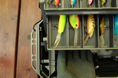 Balıkçı kulübesini yakın plan yemlerle açın.