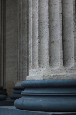 Bronz tabanlı korint kolonları yakın plan.