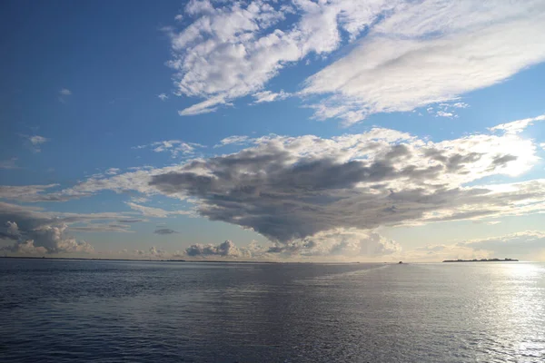 Deniz Kümülüs Bulutları Ufuktaki Deniz Adası Üzerinde Alçak Bulutlar — Stok fotoğraf
