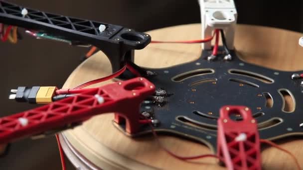 Quadrocopter inşa — Stok video