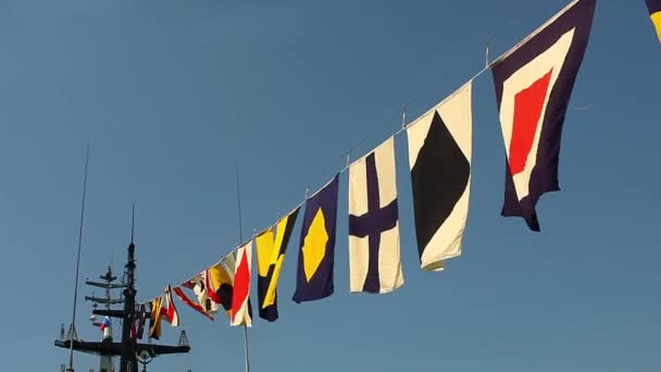 Bandeiras num navio de guerra — Vídeo de Stock