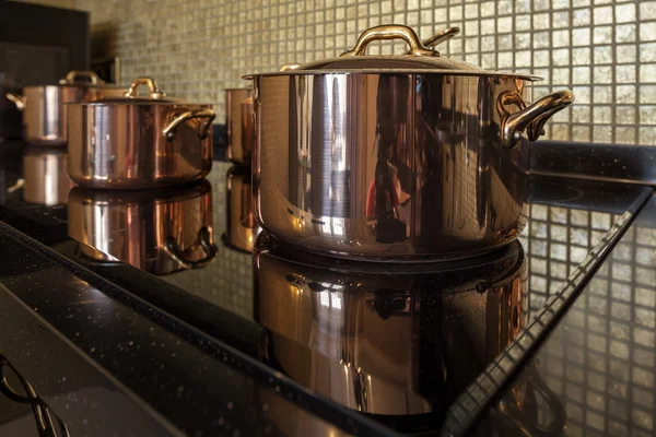 Kupfer-Kochgeschirr in einer Reihe — Stockfoto