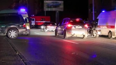 Crash ve ambulans, gece