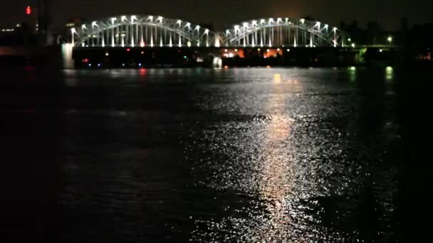 Pont fluvial nocturne aux contours flous — Video