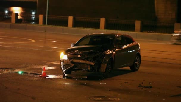 Choque de coche la noche — Vídeo de stock