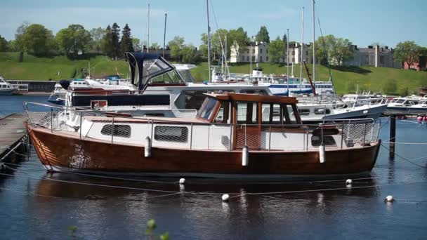 Oldtimer-Boot liegt vor Anker — Stockvideo