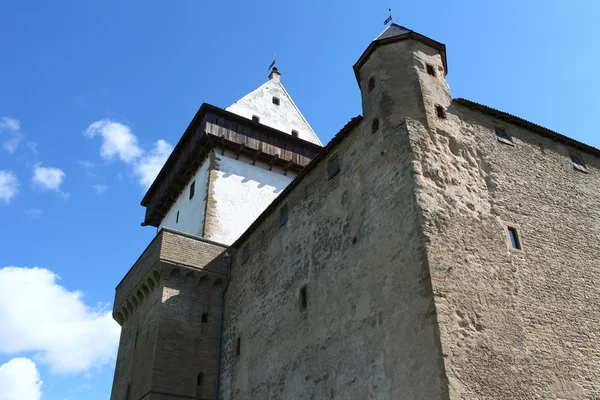 Средневековый замок против неба — стоковое фото