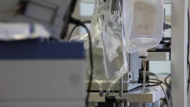 Transfusie in operatiekamer — Stockvideo
