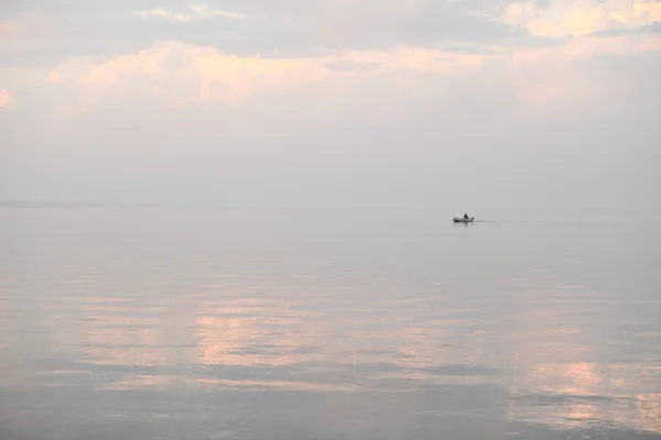 Silhouette of a fishing boat on the horizon — Stock Photo, Image