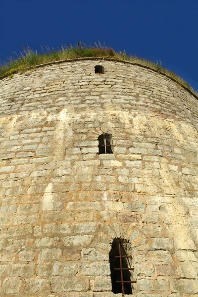 Vecchia torre contro il cielo blu — Foto Stock