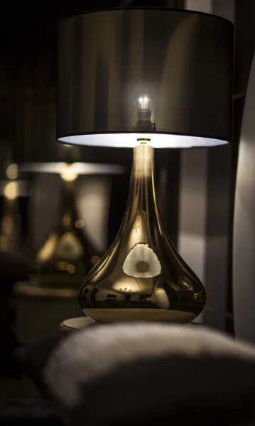 Sombra da lâmpada na mesa — Fotografia de Stock