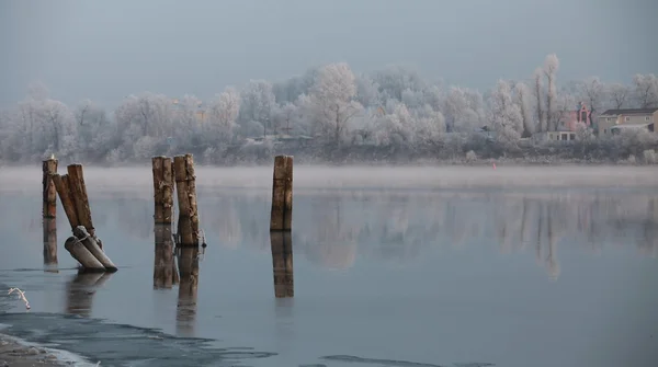 Спокойное туманное утро на реке — стоковое фото