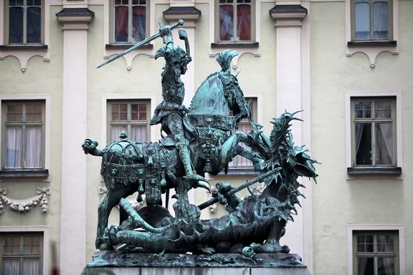 La estatua de San Jorge y el Dragón — Foto de Stock