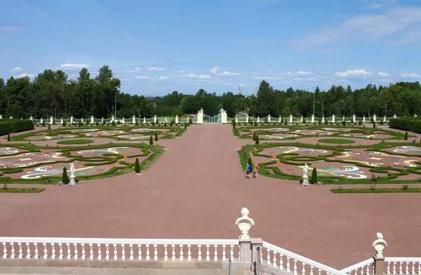 Vistas sobre a beleza Jardim real a partir da varanda do palácio — Fotografia de Stock