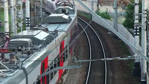 Train à grande vitesse passant sur le chemin de fer — Video