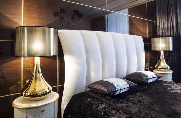 Ložnice postel a stolní lampy interiér — Stock fotografie