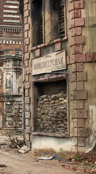 Pastry shop okno ustanowione workami z piaskiem — Zdjęcie stockowe