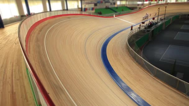 Race Indoor wielerpiste — Stockvideo