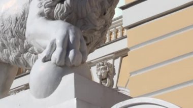 Bir top heykel ile aslan