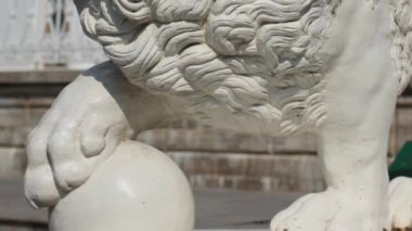 Topu heykel ile güçlü aslan