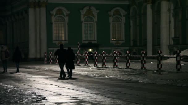 Noche oscura a pie en la ciudad — Vídeos de Stock