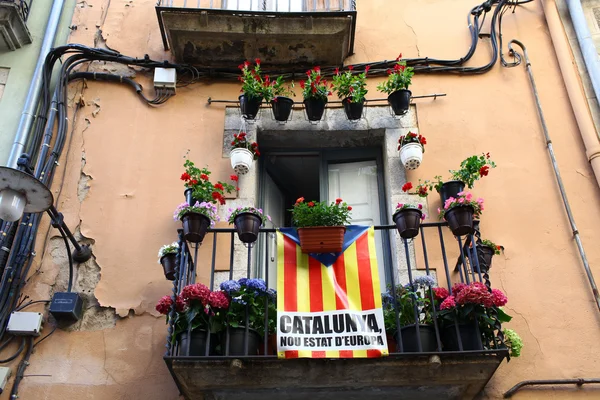 Katalánskou vlajku na balkóně bytového domu Stock Snímky