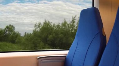 Bir yolcu treni penceresinden görüntülemek
