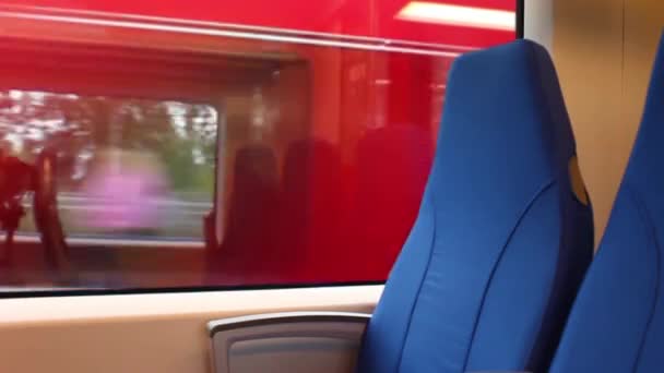 Treni che si incrociano vista dalla finestra del treno — Video Stock