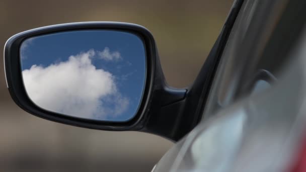 Rear view mirror reflecting sky — Stok Video