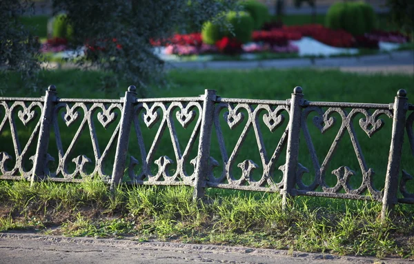 Patroon op oude gietijzer hek — Stockfoto