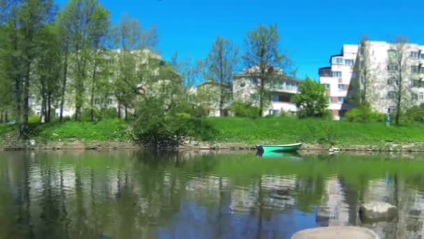 Прекрасный весенний день Лодка на реке — стоковое видео
