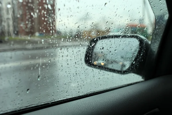 Regen buiten het raam van de auto — Stockfoto