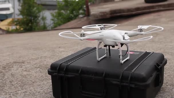 Drone flies up — Stock Video