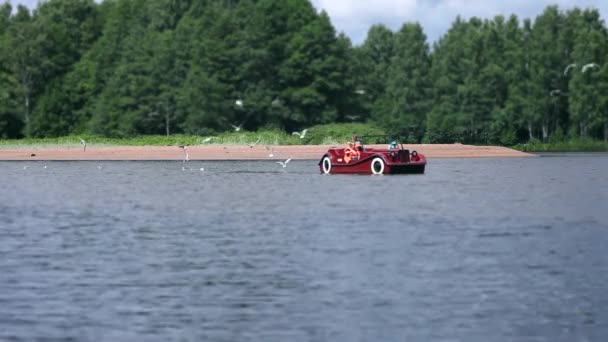 Bote a pedal en el río — Vídeos de Stock