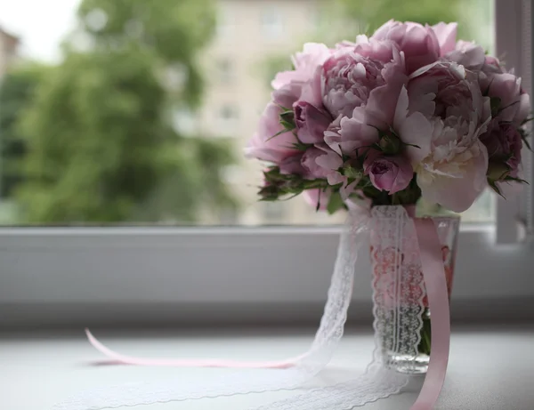 在窗口上的新娘捧花 — 图库照片