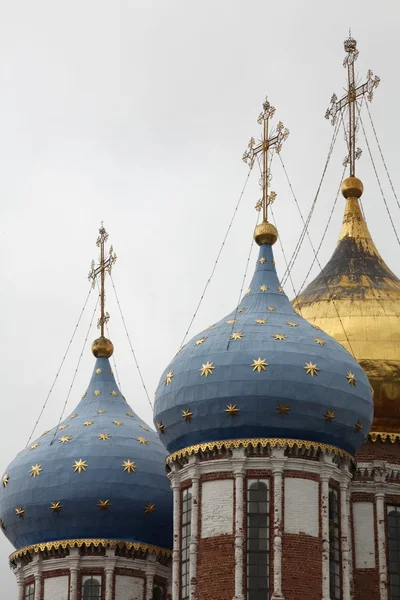 Estrellas de oro en la cúpula de la iglesia — Foto de Stock