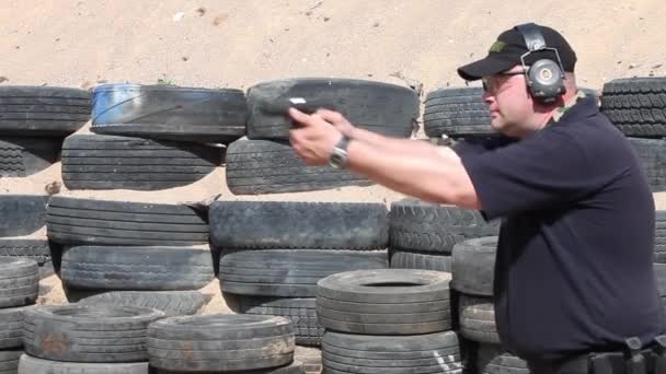 Makineli tüfek Kalaşnikof — Stok video