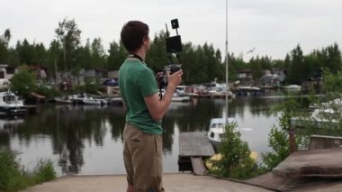 Çift bisikletçiler sahilde sürme