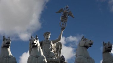 Nike üzerinde gökyüzü arka plan üzerinde zafer savaş arabası