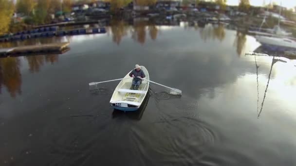 Sobrevolando el bote de remos — Vídeo de stock