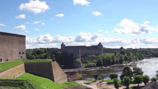 Panorama uitzicht Fort van Narva en Ivangorod Fort — Stockvideo