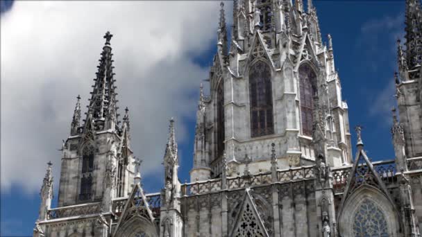 Catedral gótica en el cielo azul — Vídeos de Stock