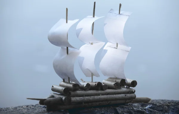 Papiersegelschiff auf blauem Hintergrund — Stockfoto
